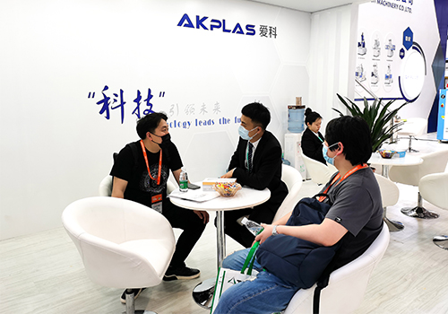 愛科機械參加CHINAPLAS2021，講解注塑機